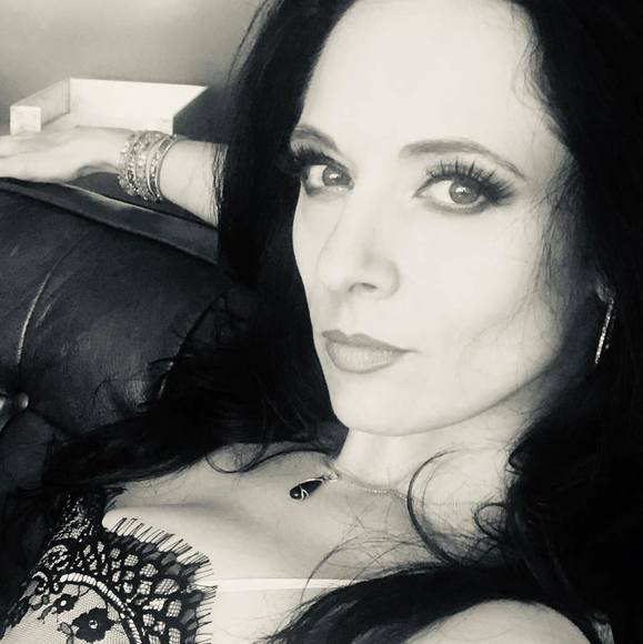 Meet your Posher, Nicole - Picture 1 of 1